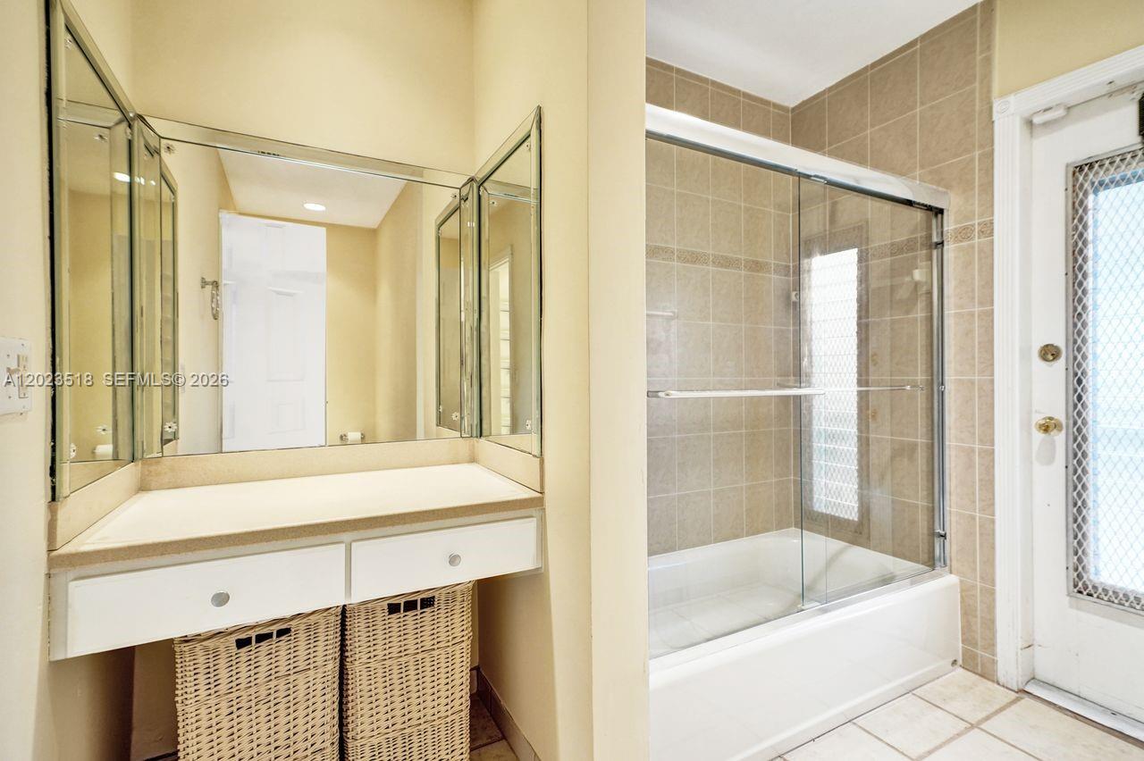 8521 SW 86th Ct Miami, FL 33143
