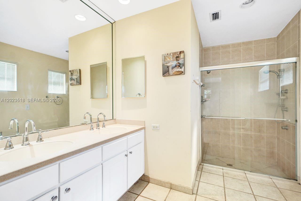 8521 SW 86th Ct Miami, FL 33143