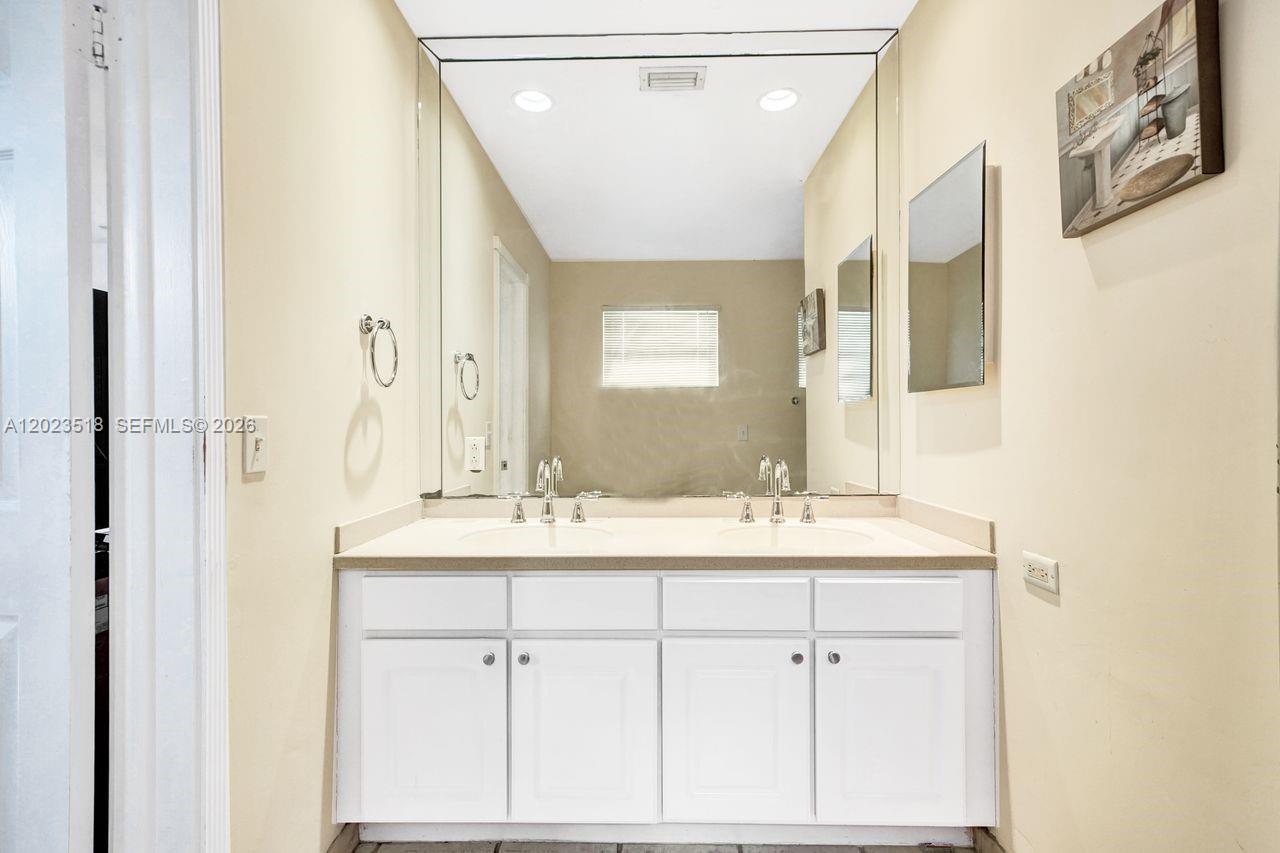 8521 SW 86th Ct Miami, FL 33143