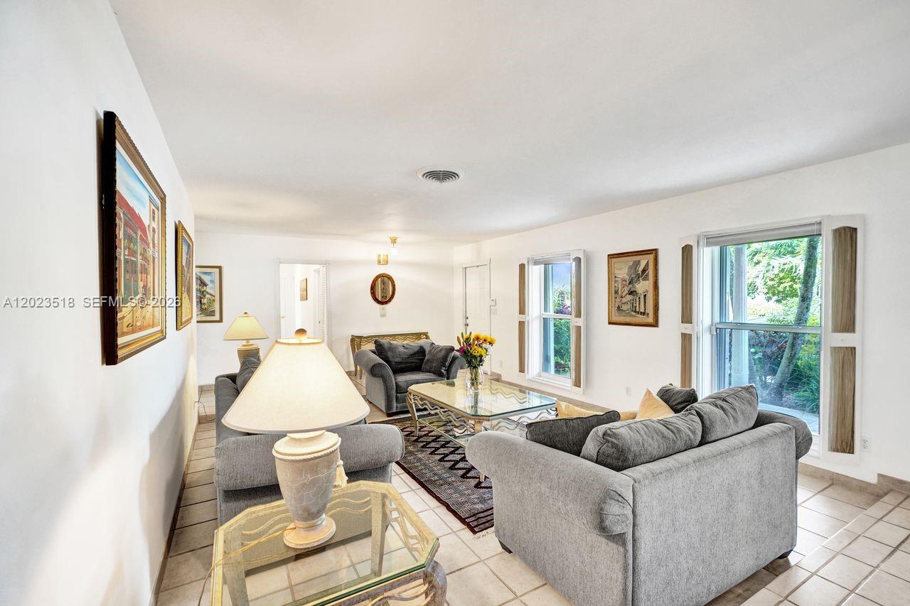 8521 SW 86th Ct Miami, FL 33143