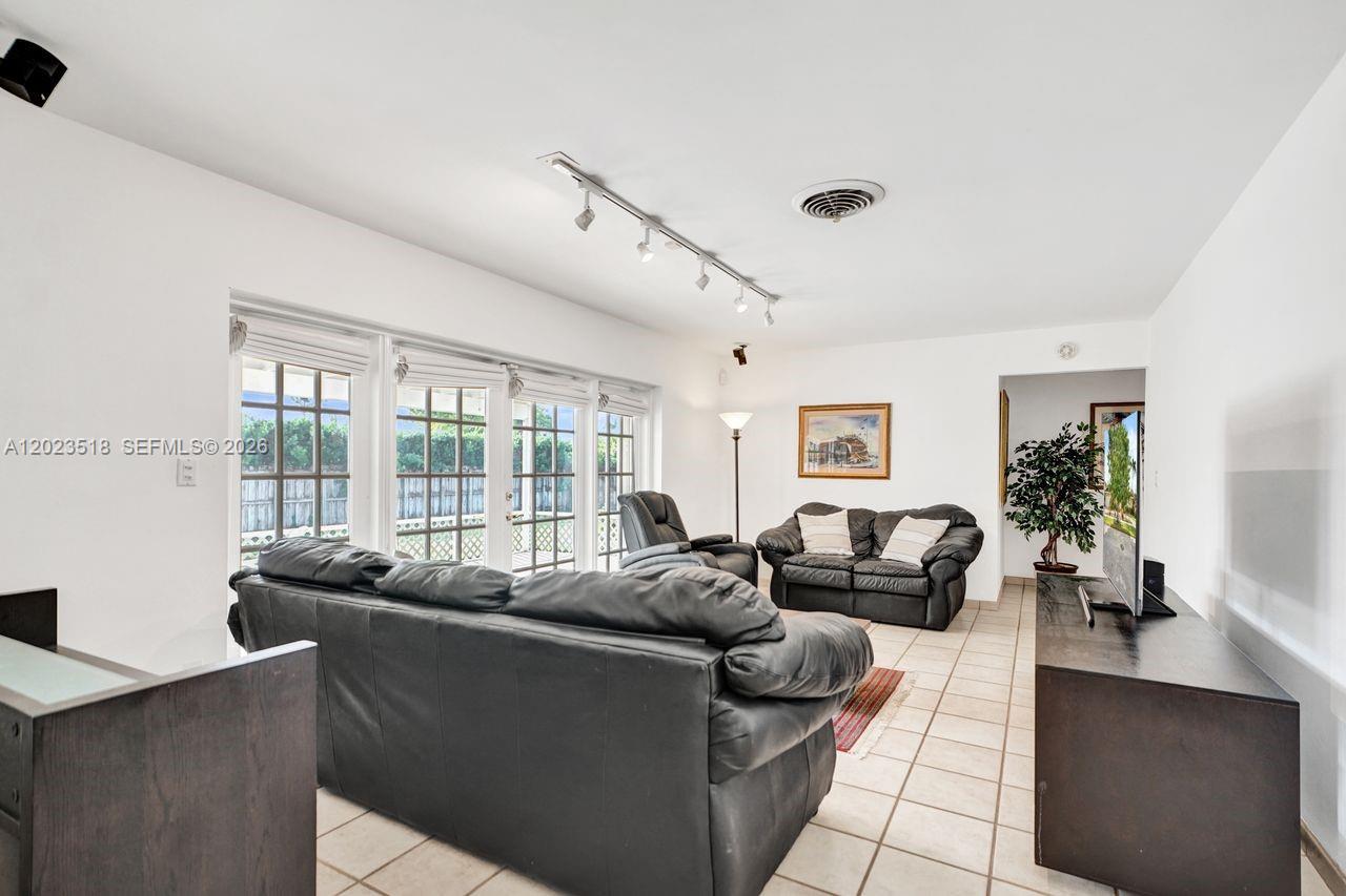 8521 SW 86th Ct Miami, FL 33143
