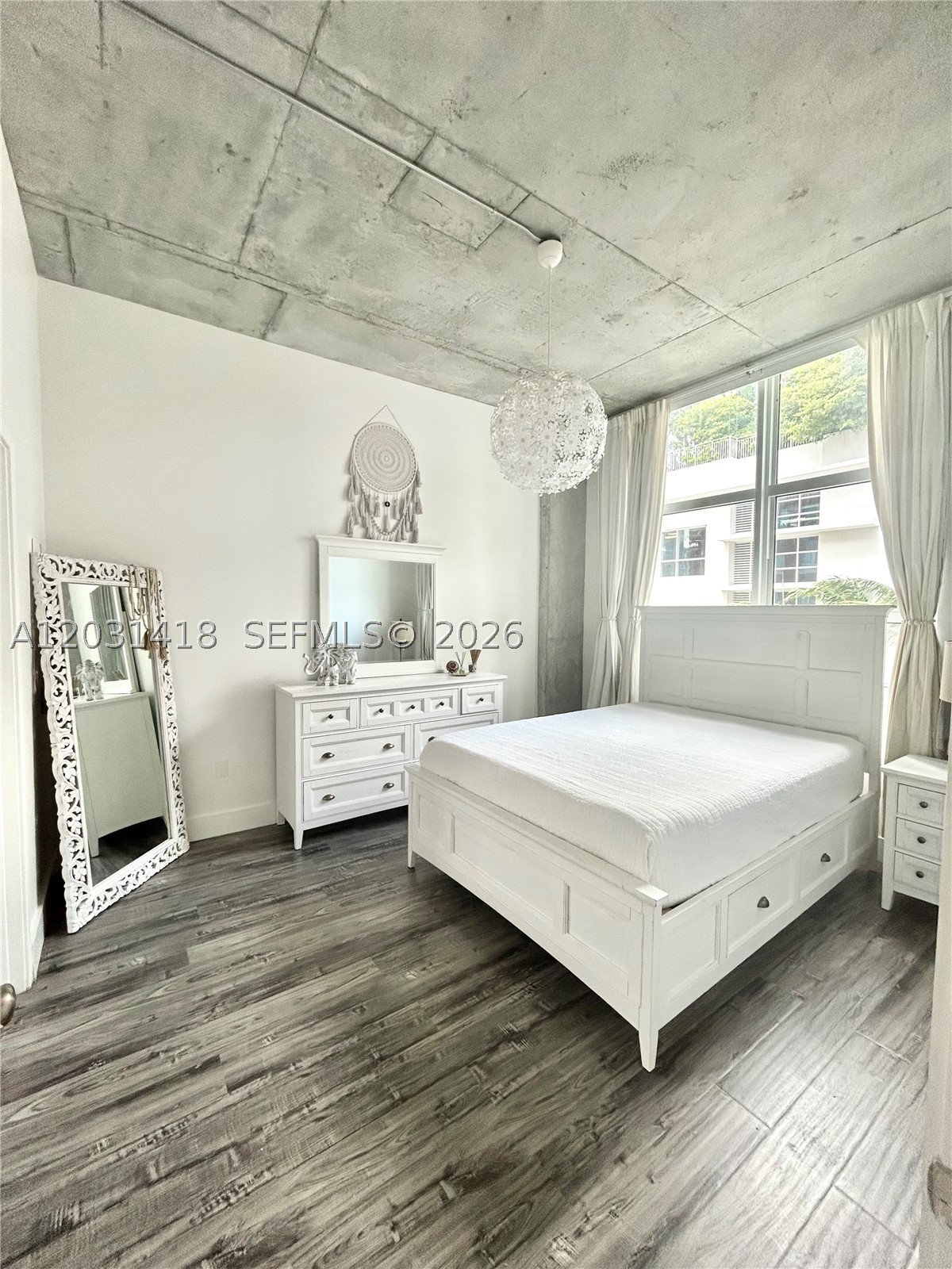 image Cite on the Bay West8