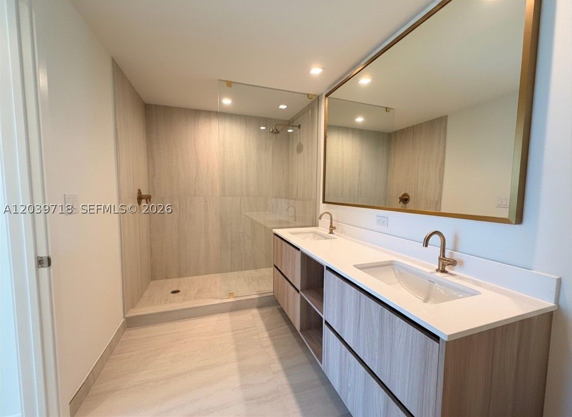 77 SE 5th St #1903 Miami, FL 33131