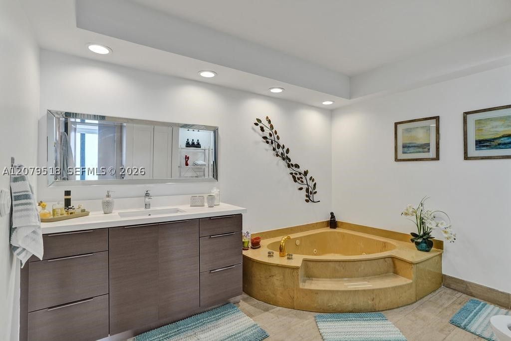 image Hamptons West25