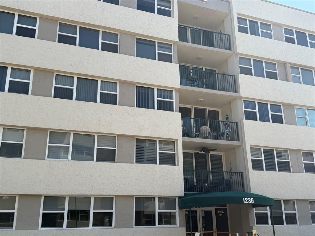 1236 Hillsboro Mile #210