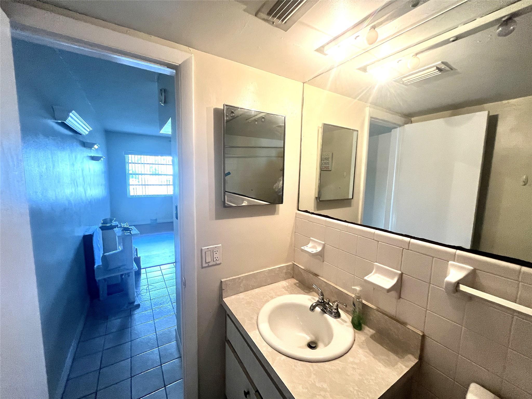 751 Pine Dr #103,Pompano Beach, FL 33060