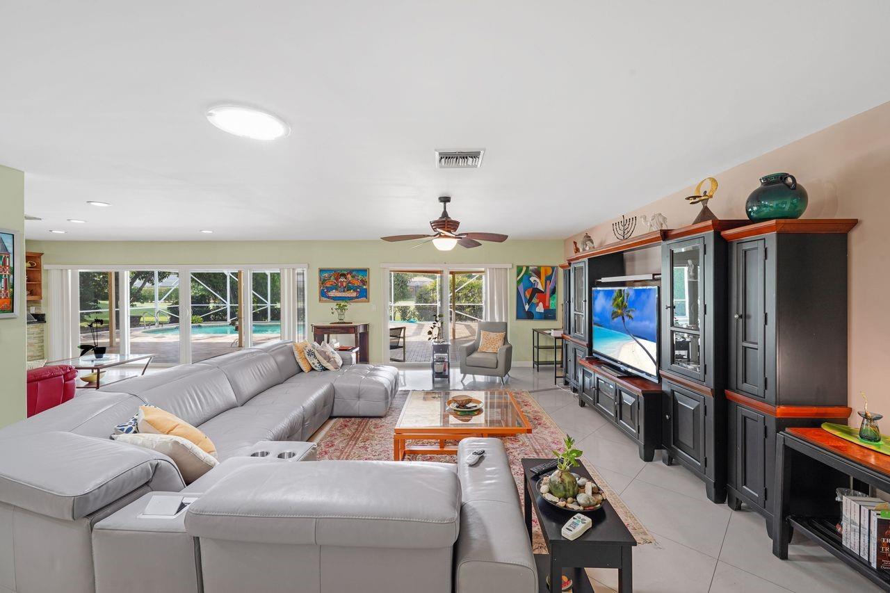 6207 Royal Poinciana Ln Tamarac, FL 33319