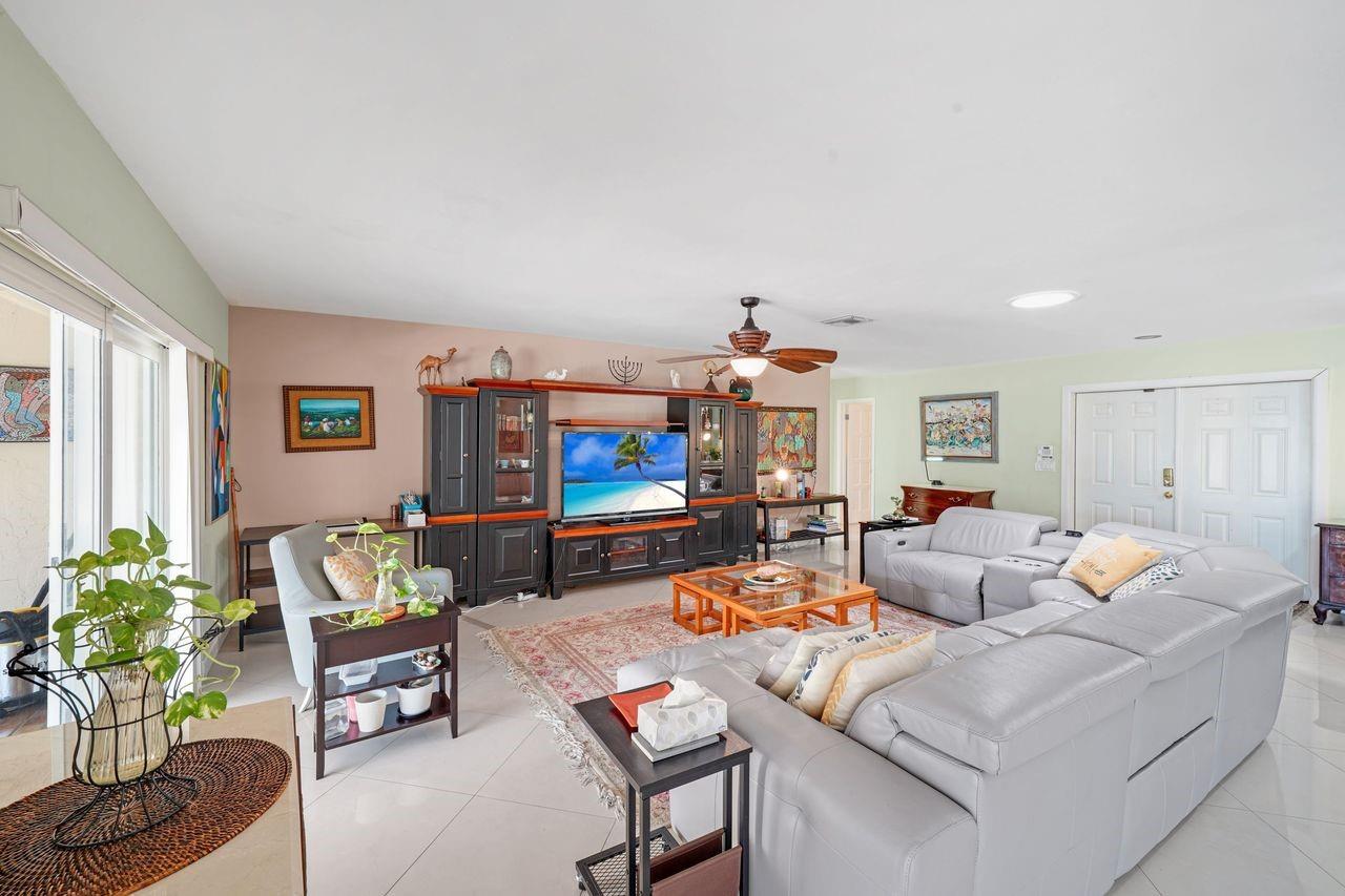 6207 Royal Poinciana Ln Tamarac, FL 33319