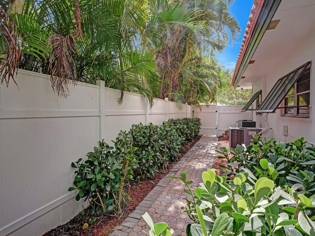 3261 Aqua Vis Pompano Beach, FL 33062