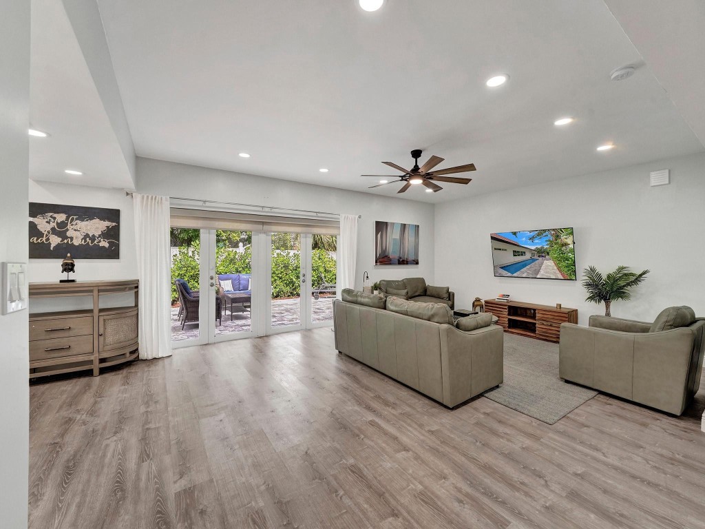 3261 Aqua Vis Pompano Beach, FL 33062