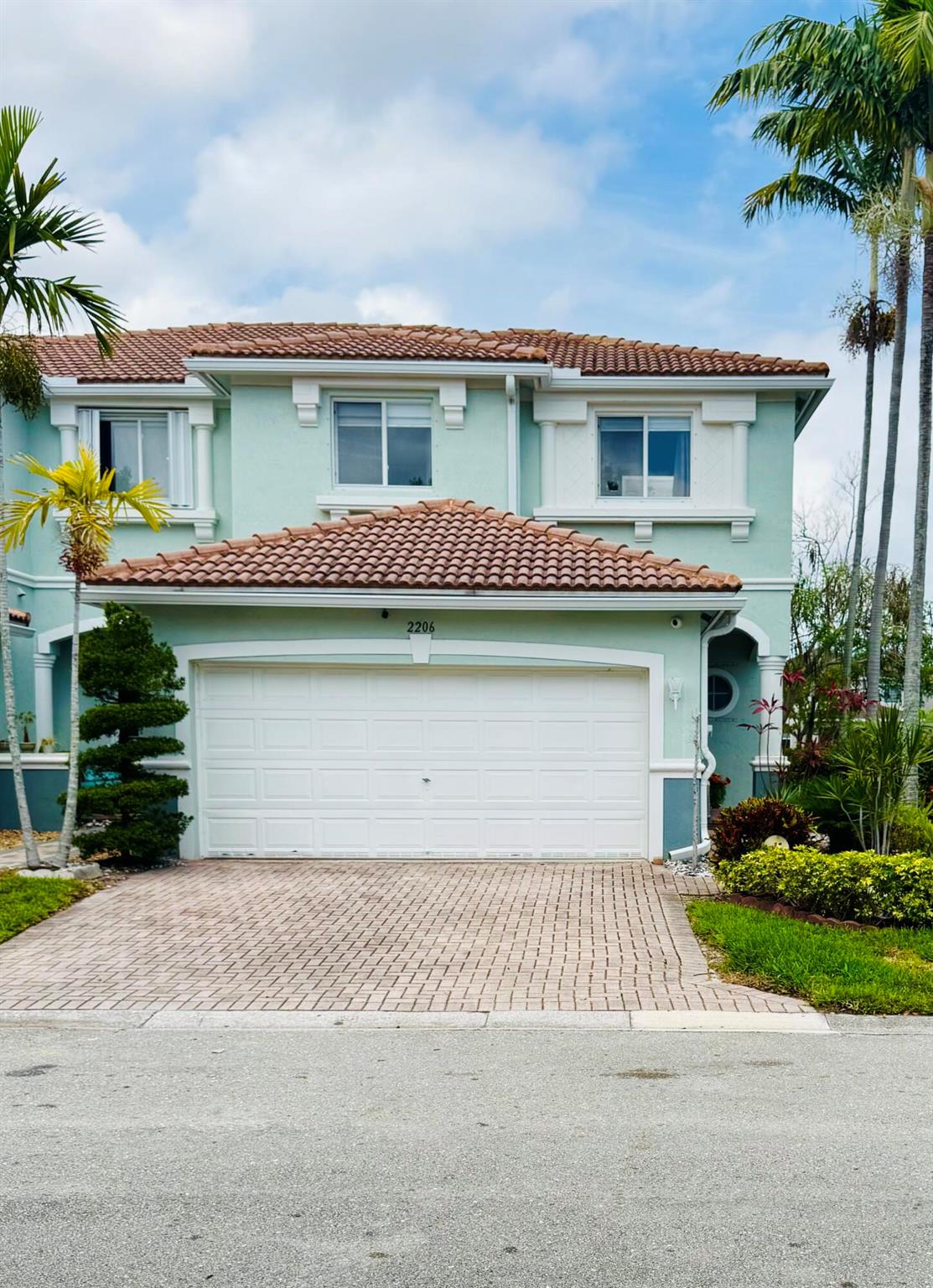 2206 Oakmont Dr