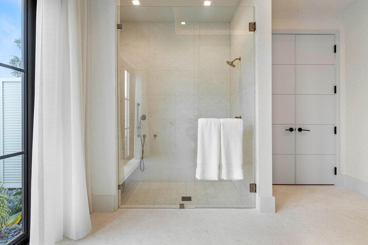 2912 Bluewater Cv Gulfstream, FL 33483