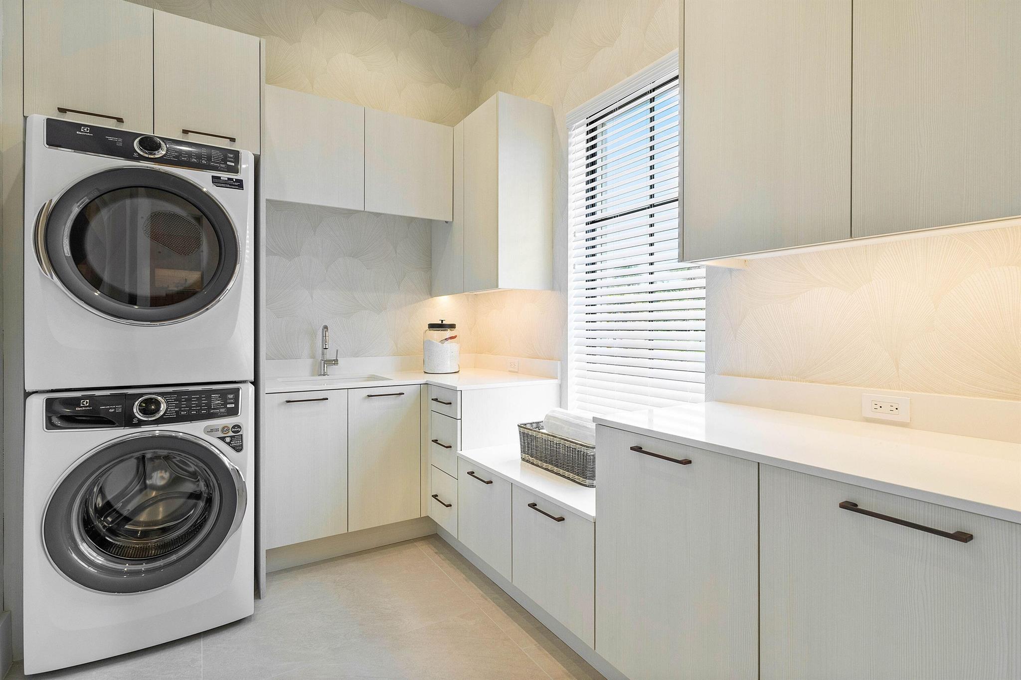 2912 Bluewater Cv Gulfstream, FL 33483