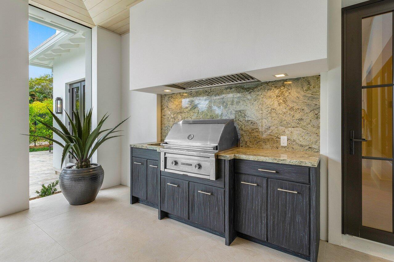 2912 Bluewater Cv Gulfstream, FL 33483