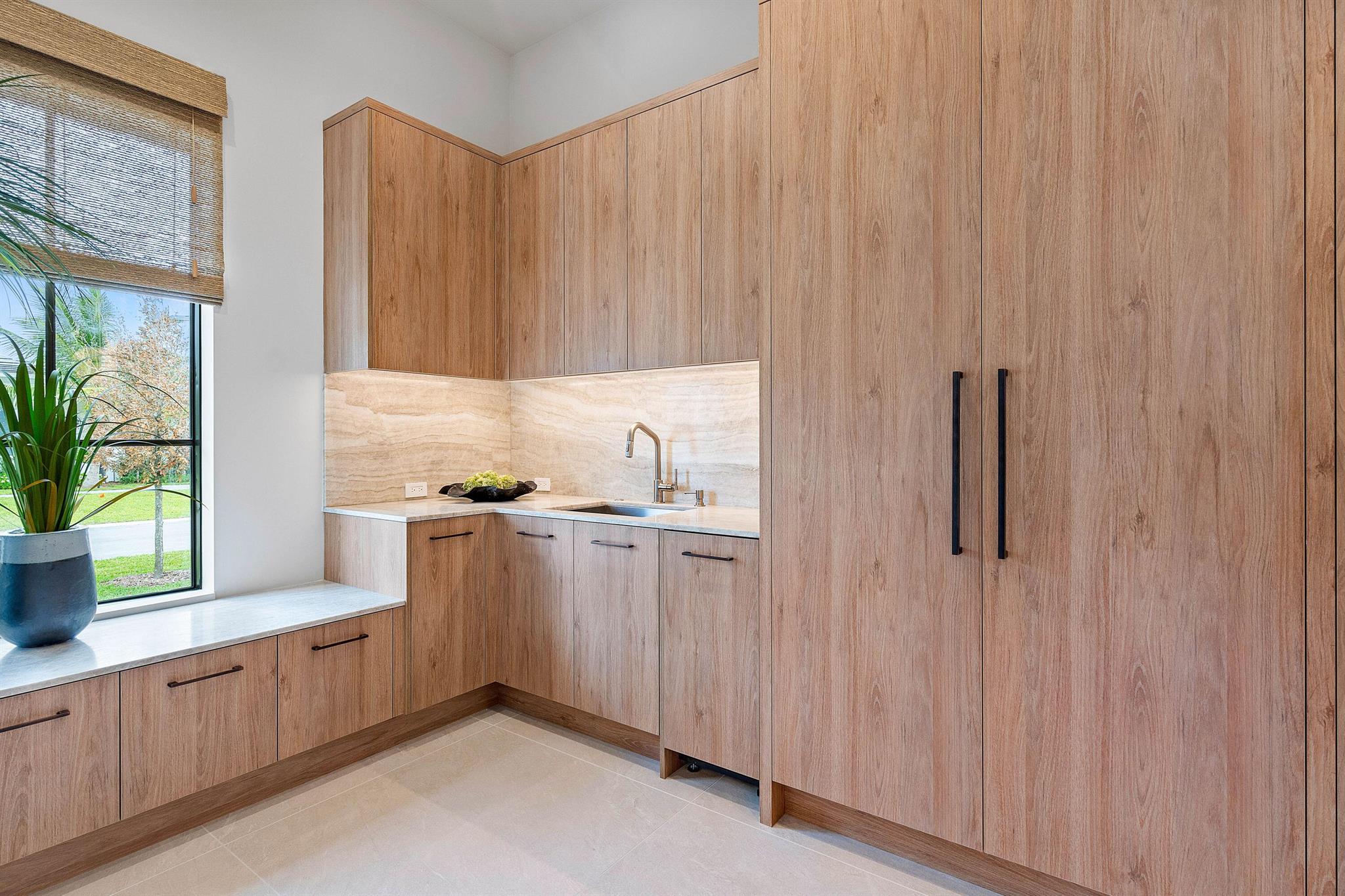 2912 Bluewater Cv Gulfstream, FL 33483