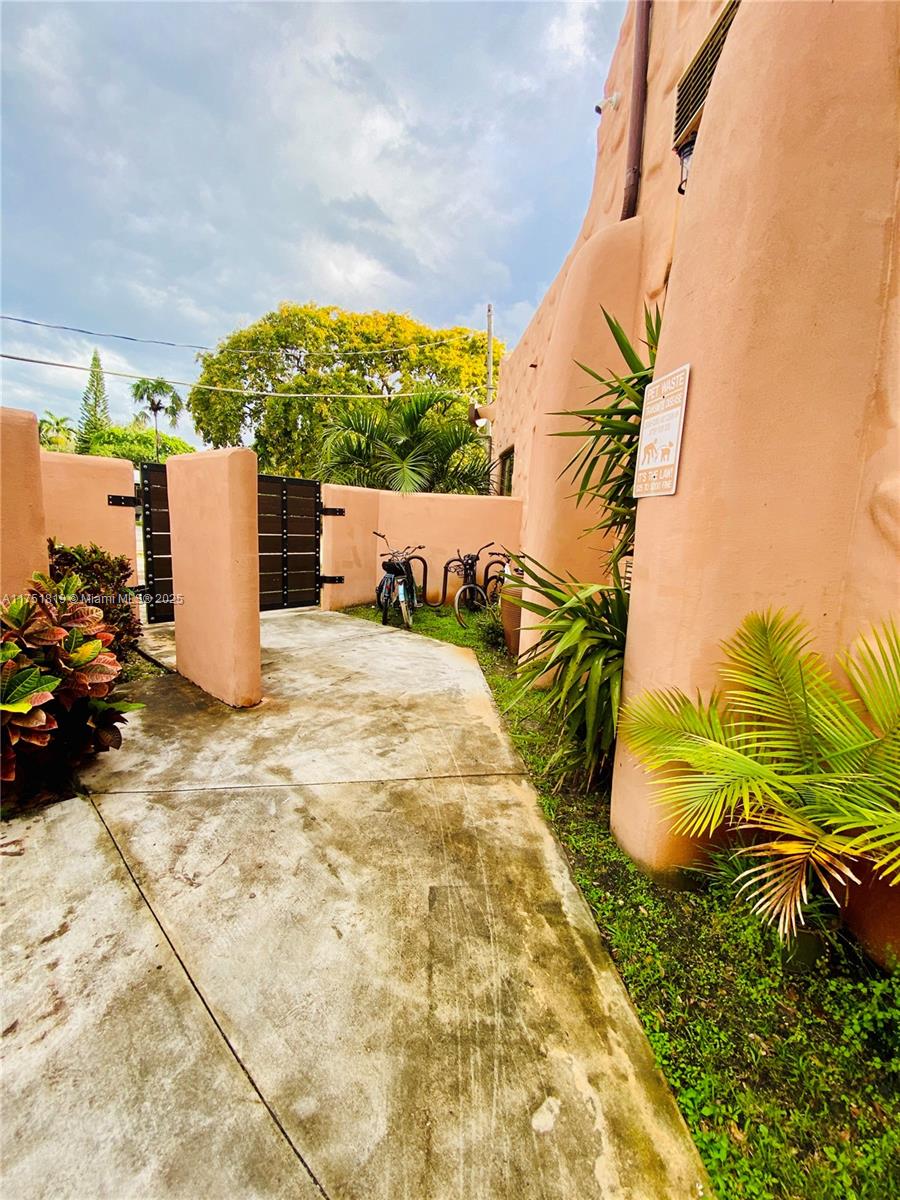 200 Azure Way Miami Springs, FL 33166