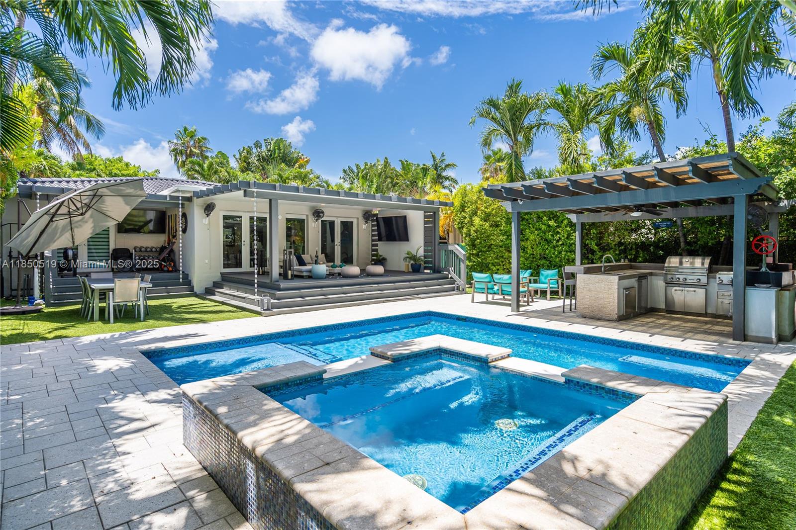 525 Lakeview Dr Miami Beach, FL 33140