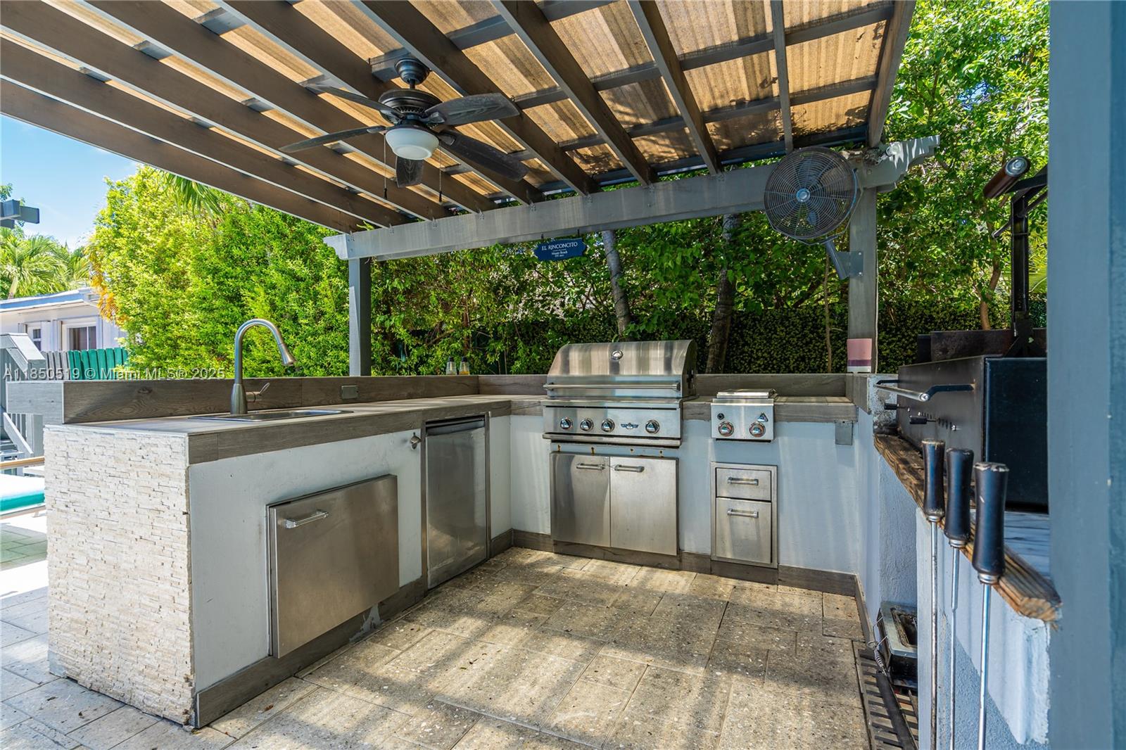 525 Lakeview Dr Miami Beach, FL 33140