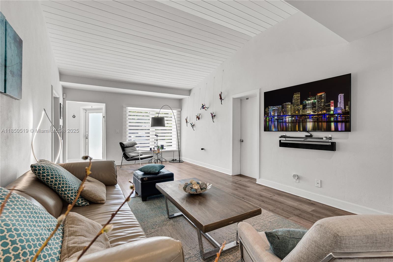 525 Lakeview Dr Miami Beach, FL 33140