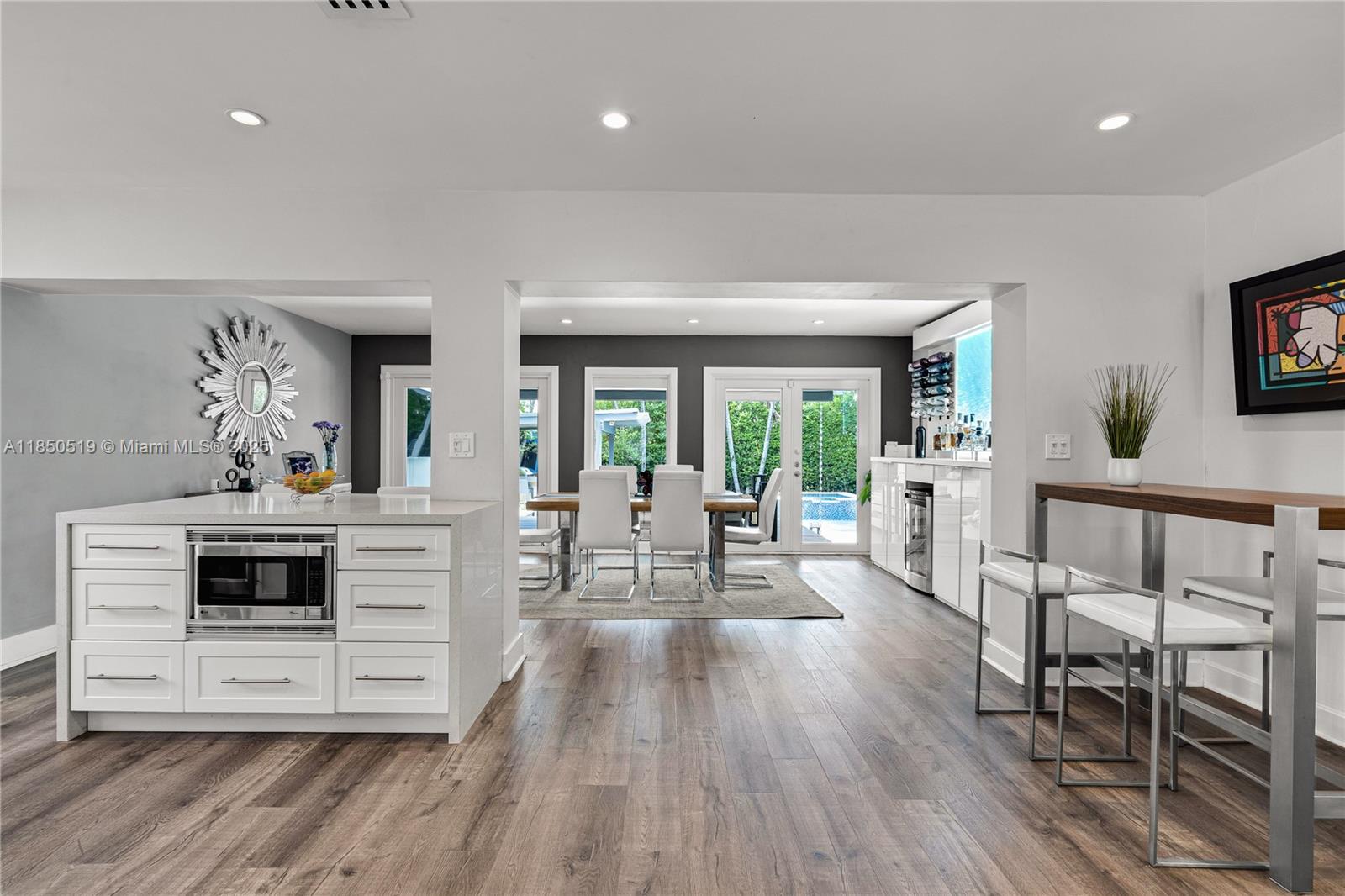 525 Lakeview Dr Miami Beach, FL 33140