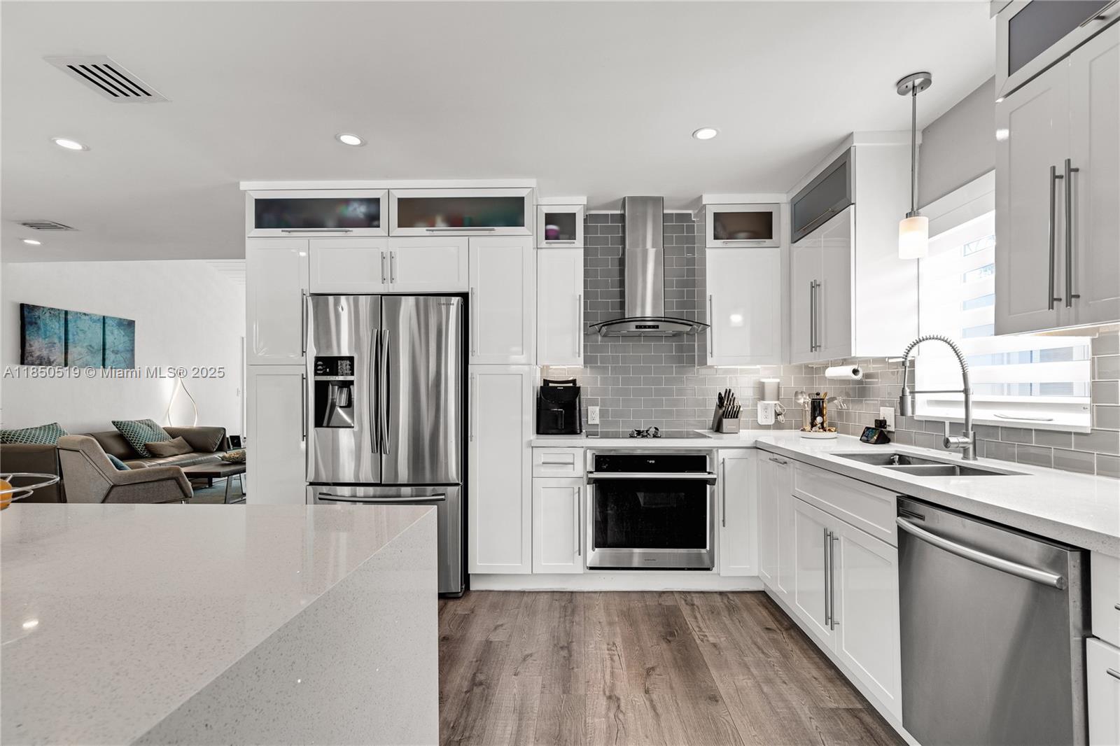 525 Lakeview Dr Miami Beach, FL 33140