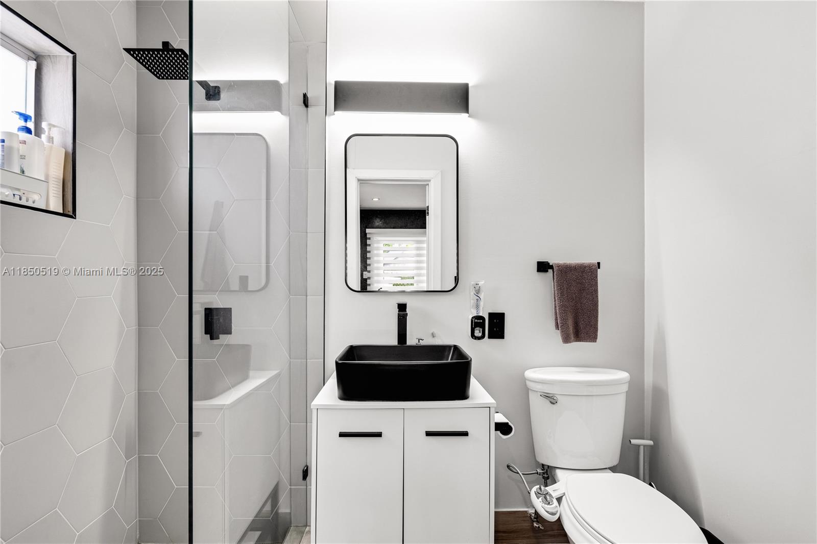 525 Lakeview Dr Miami Beach, FL 33140