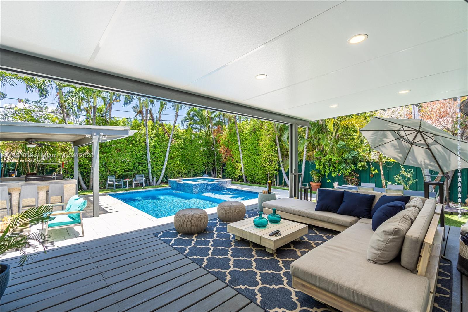 525 Lakeview Dr Miami Beach, FL 33140