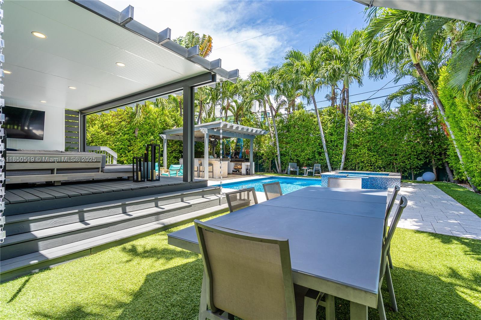 525 Lakeview Dr Miami Beach, FL 33140