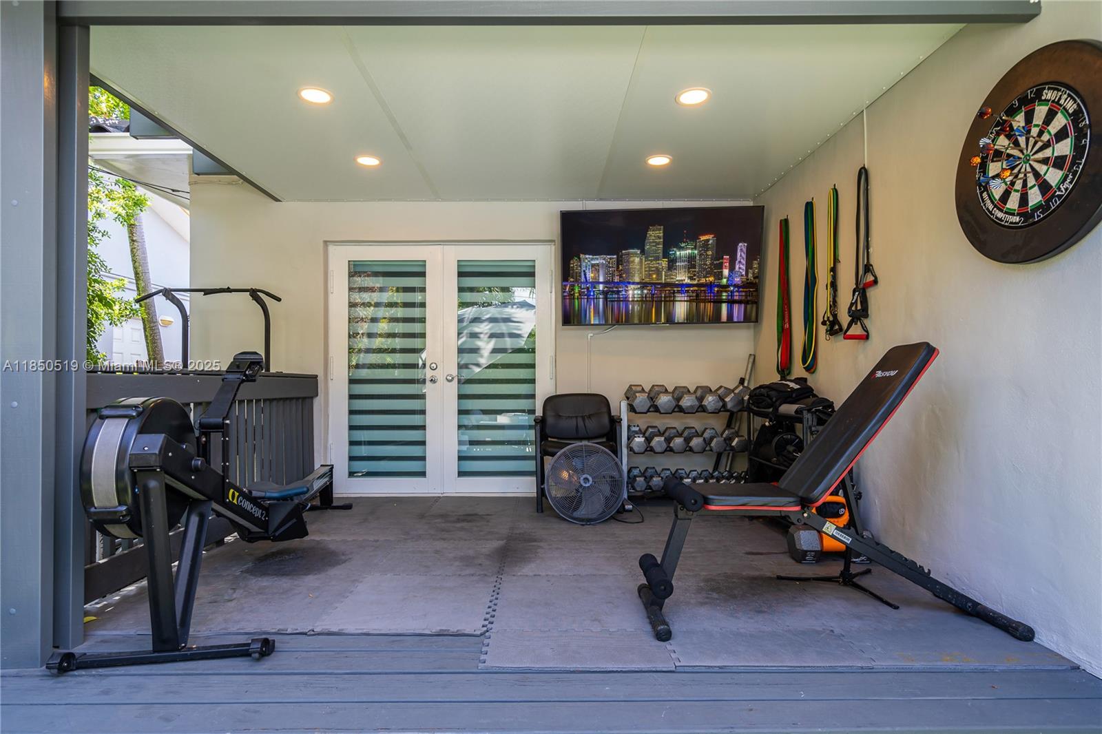 525 Lakeview Dr Miami Beach, FL 33140