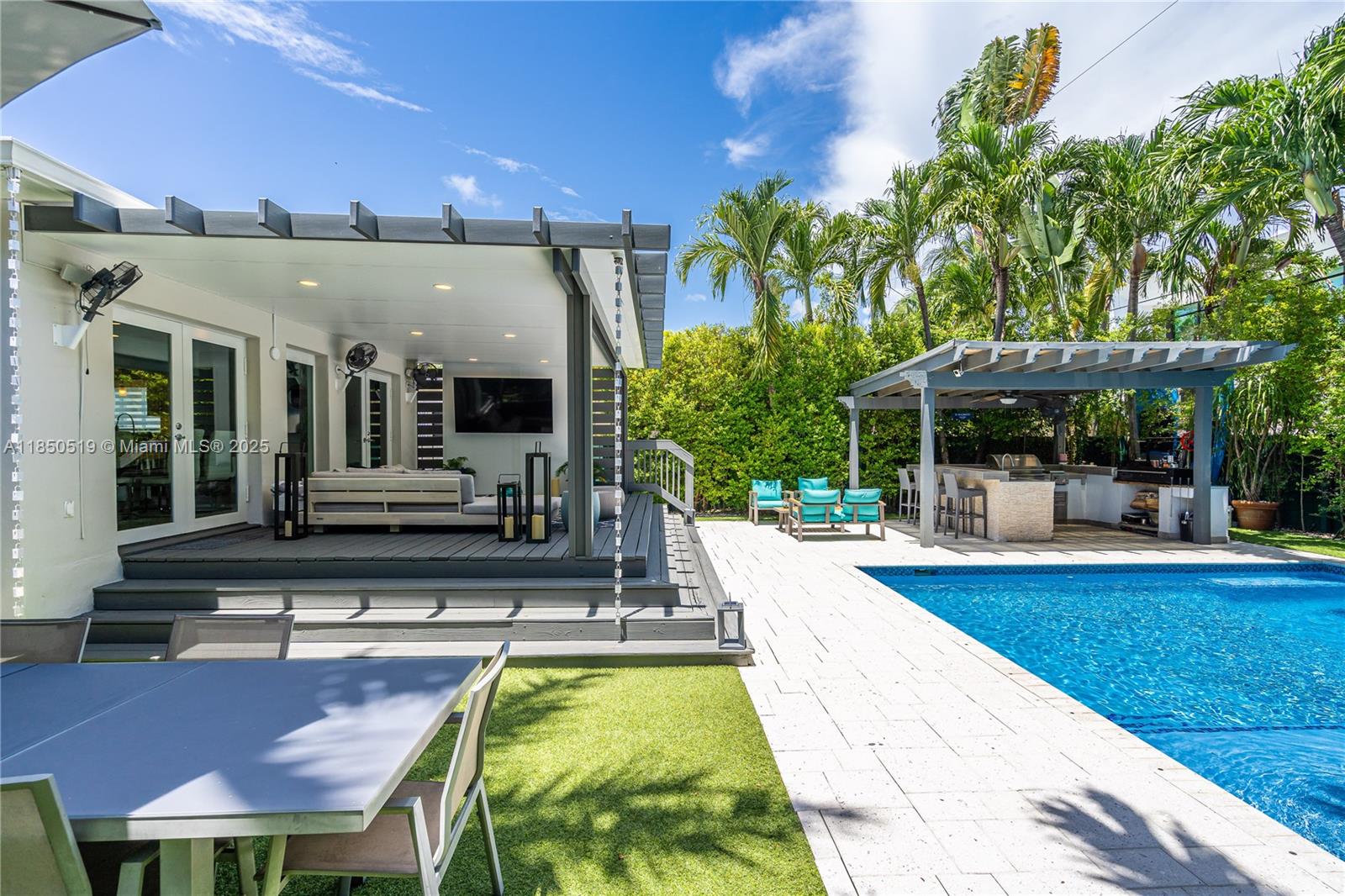 525 Lakeview Dr Miami Beach, FL 33140