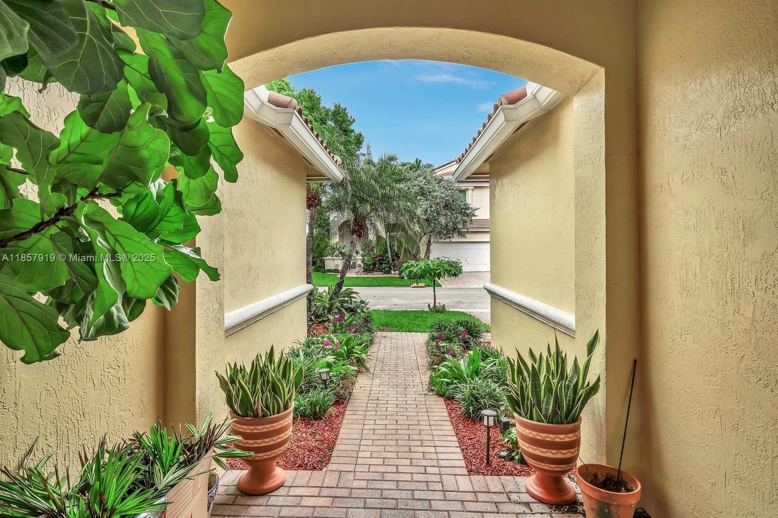 5323 SW 34th Way Hollywood, FL 33312