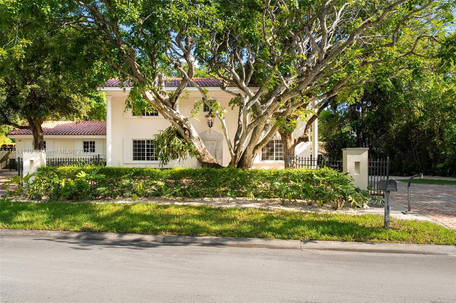 575 Bay Pt Rd Miami, FL 33137 575 Bay Pt Rd Miami, FL 33137
