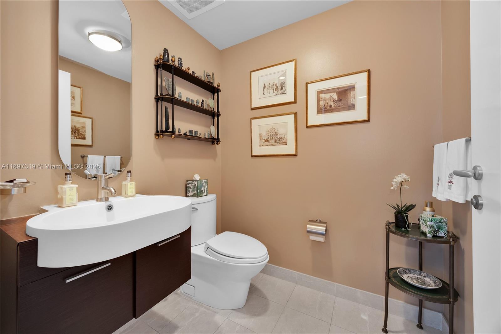 image Grovenor House Condo13