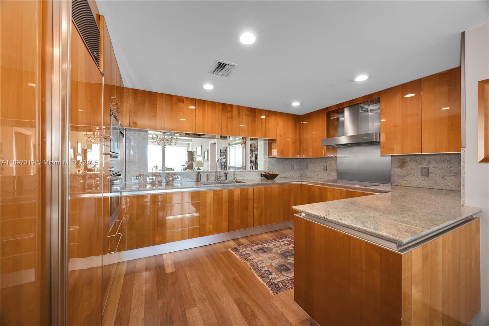 image Grovenor House Condo19