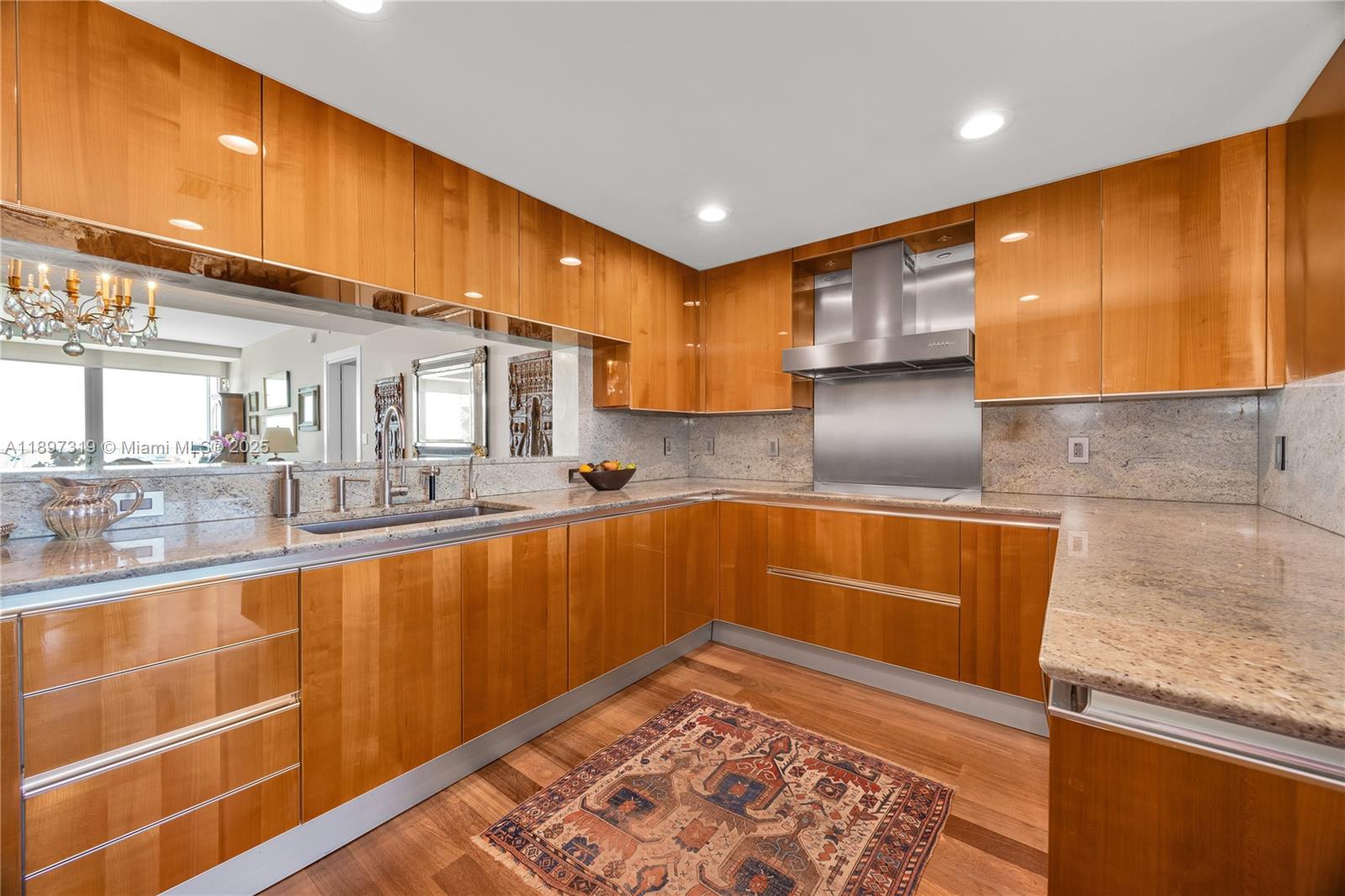 image Grovenor House Condo20