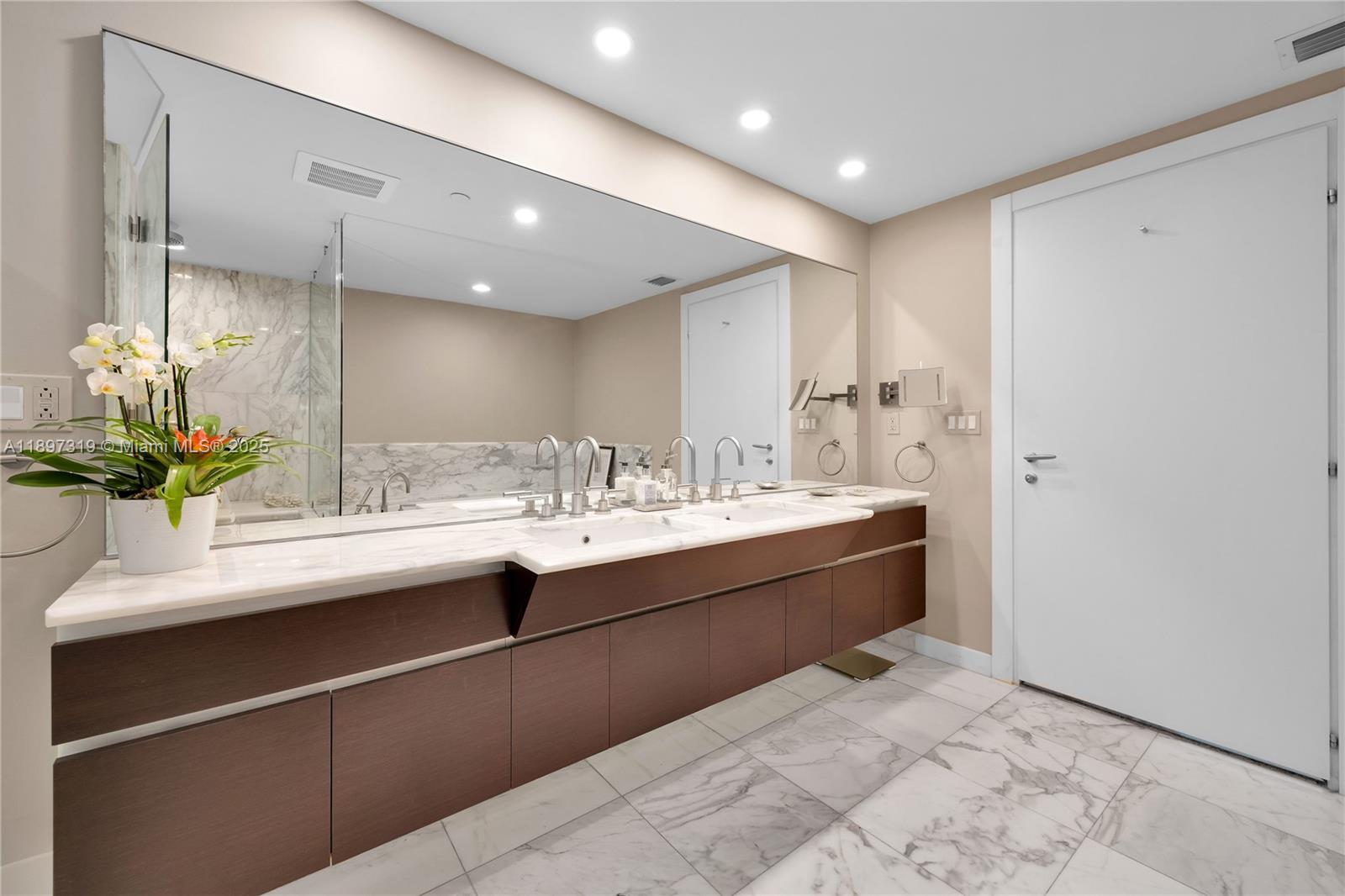image Grovenor House Condo25