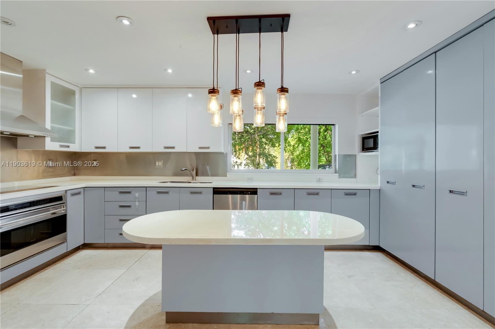 525 Ridgewood Rd Key Biscayne, FL 33149