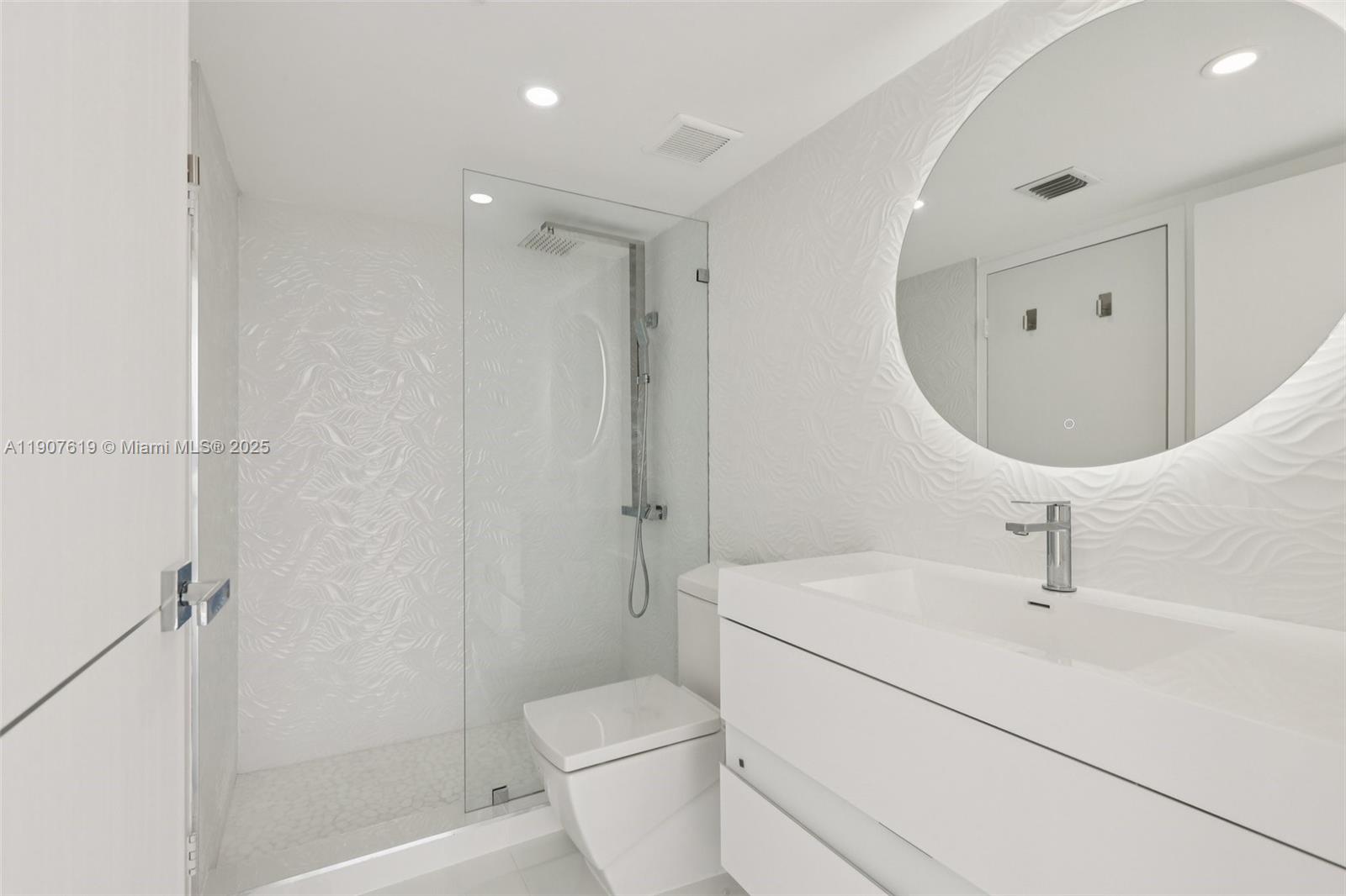 7601 E Treasure Dr #2305 North Bay Village, FL 33141