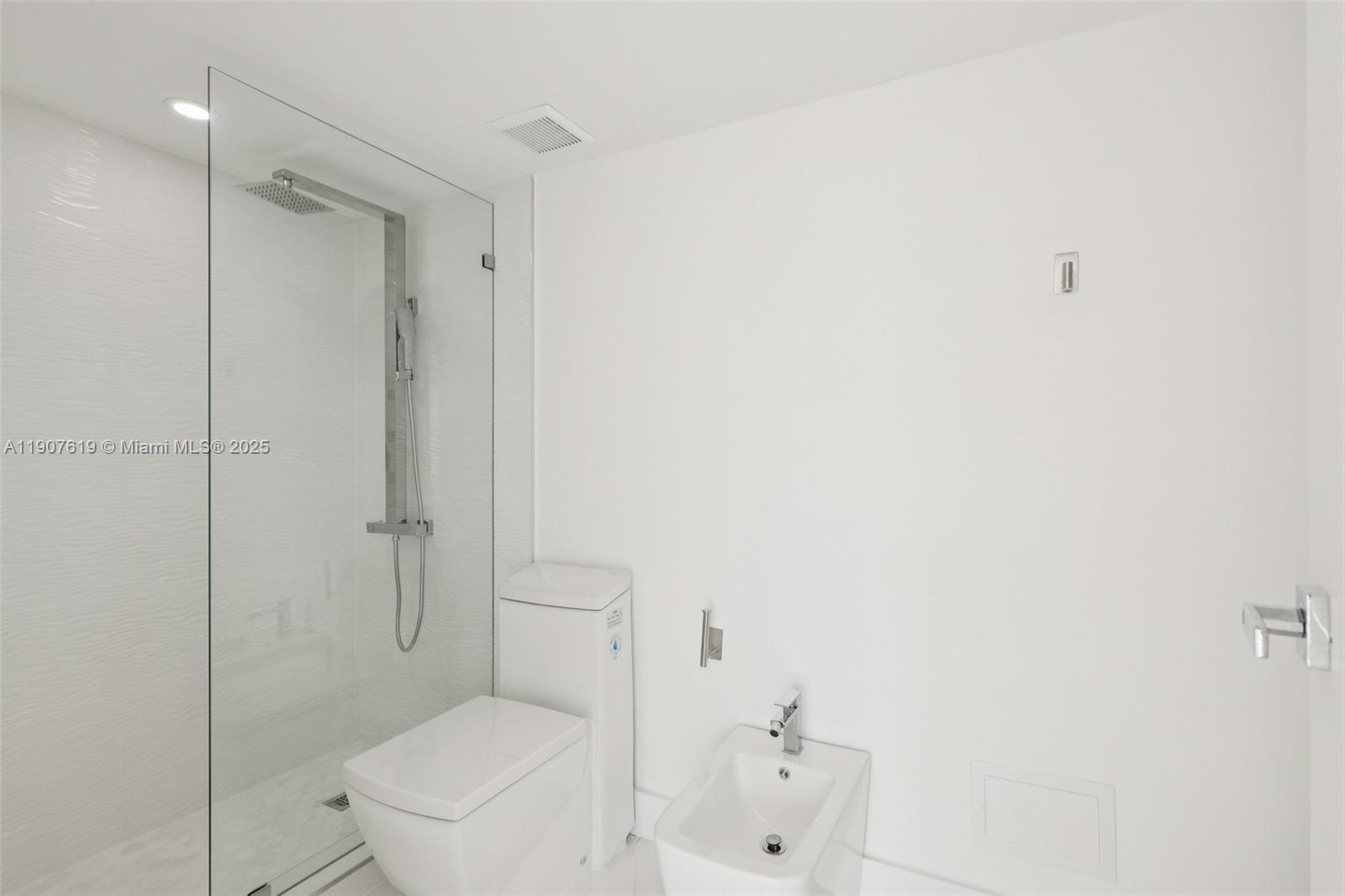 7601 E Treasure Dr #2305 North Bay Village, FL 33141