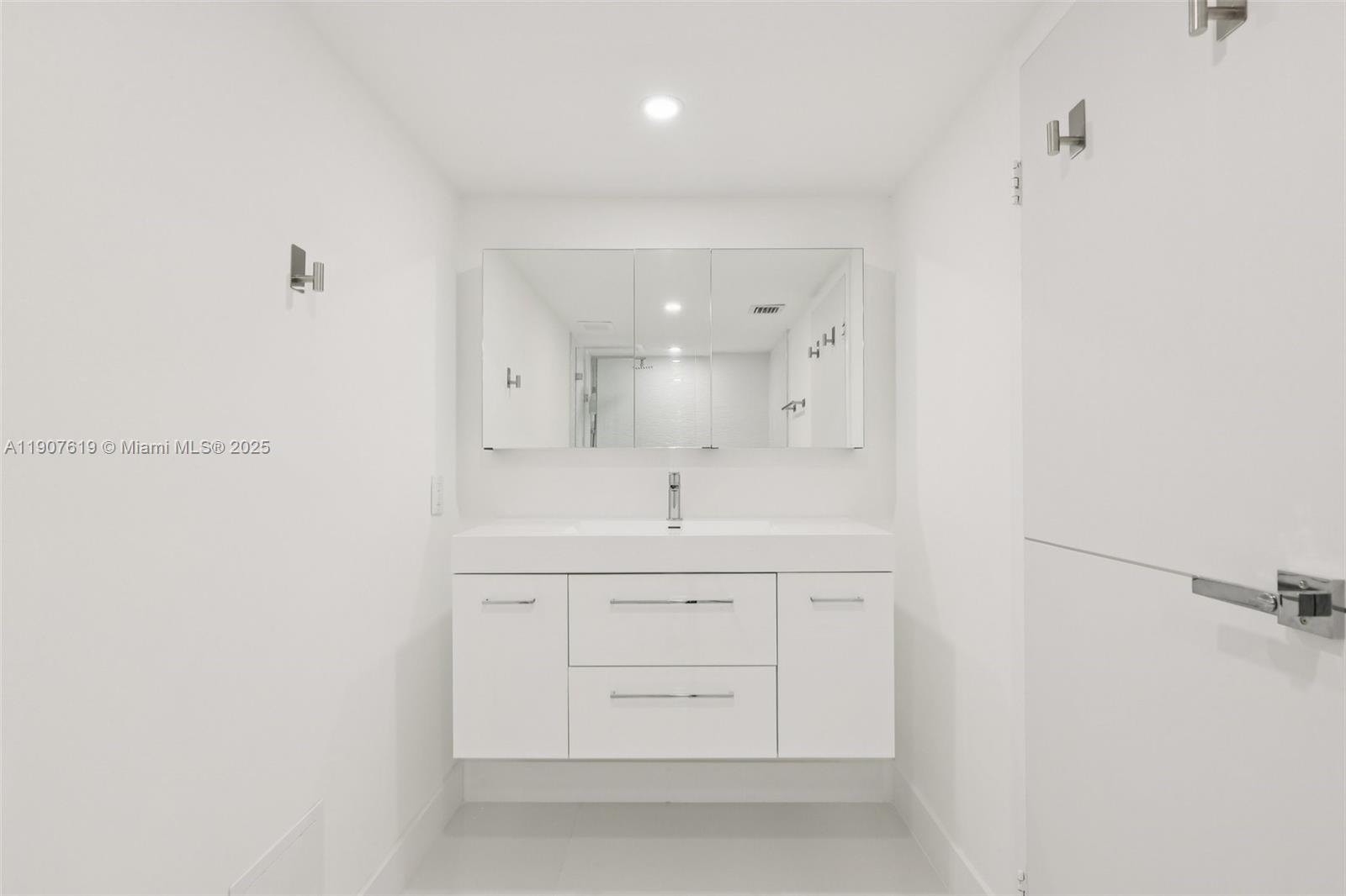 7601 E Treasure Dr #2305 North Bay Village, FL 33141