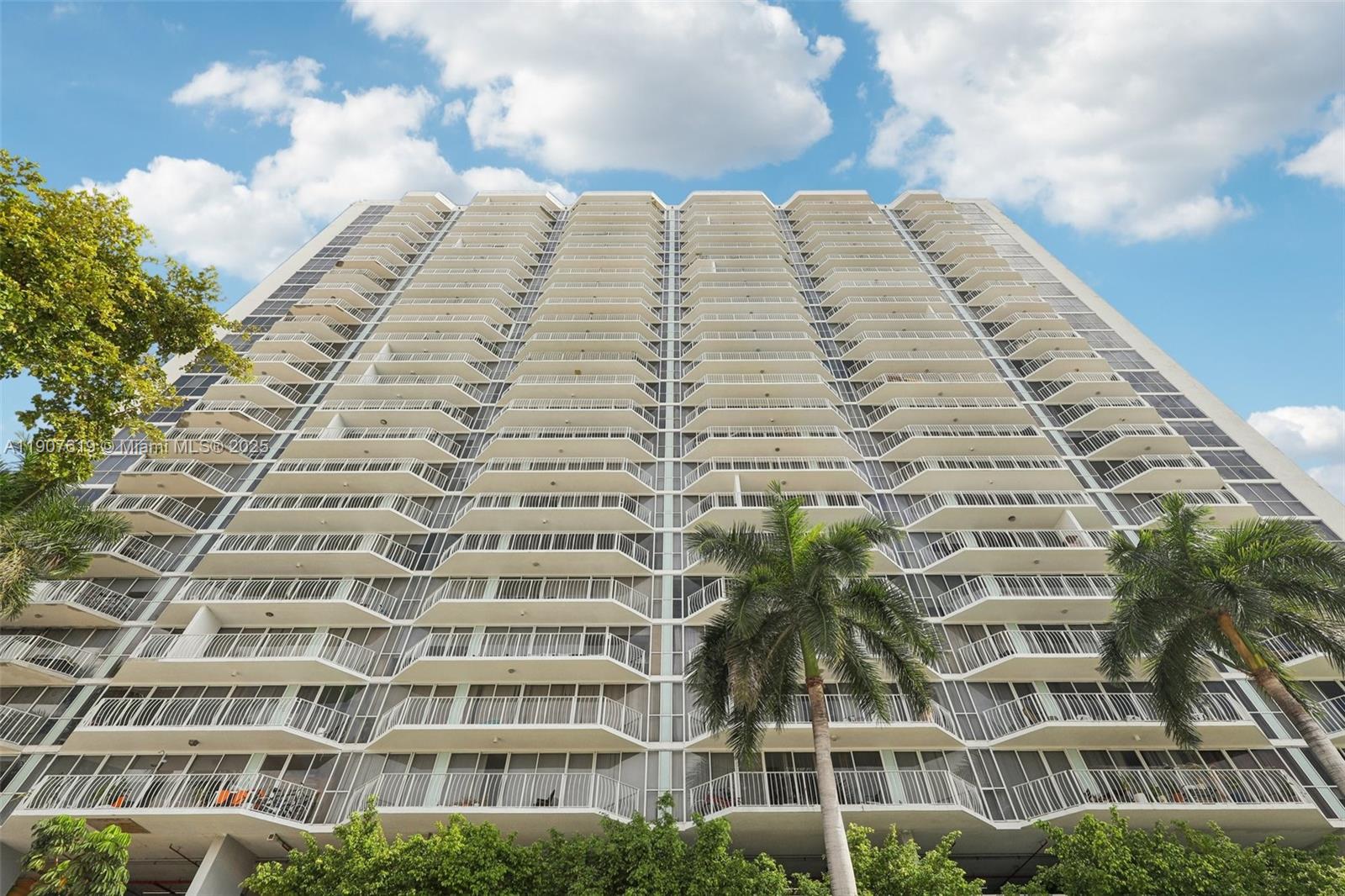 7601 E Treasure Dr #2305 North Bay Village, FL 33141