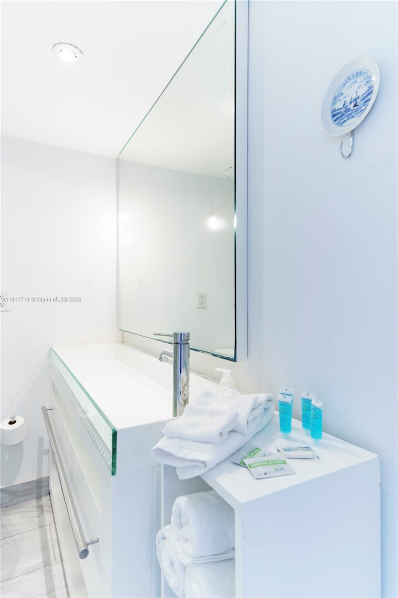 image 1100 West Condo21