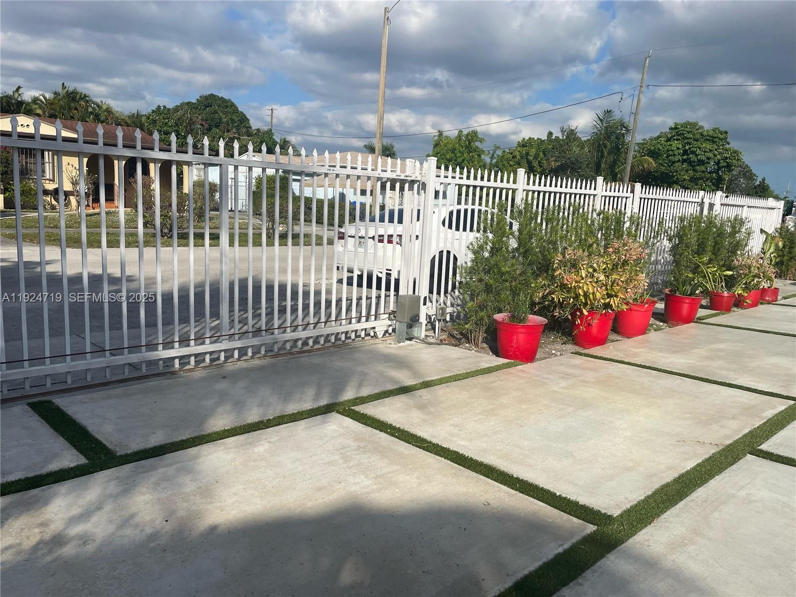 3718 NW 12th St Miami, FL 33126