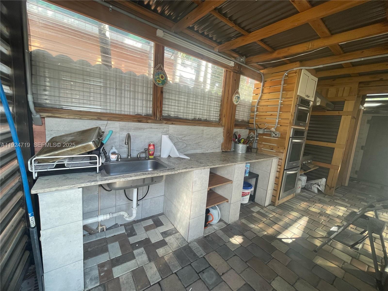 3718 NW 12th St Miami, FL 33126