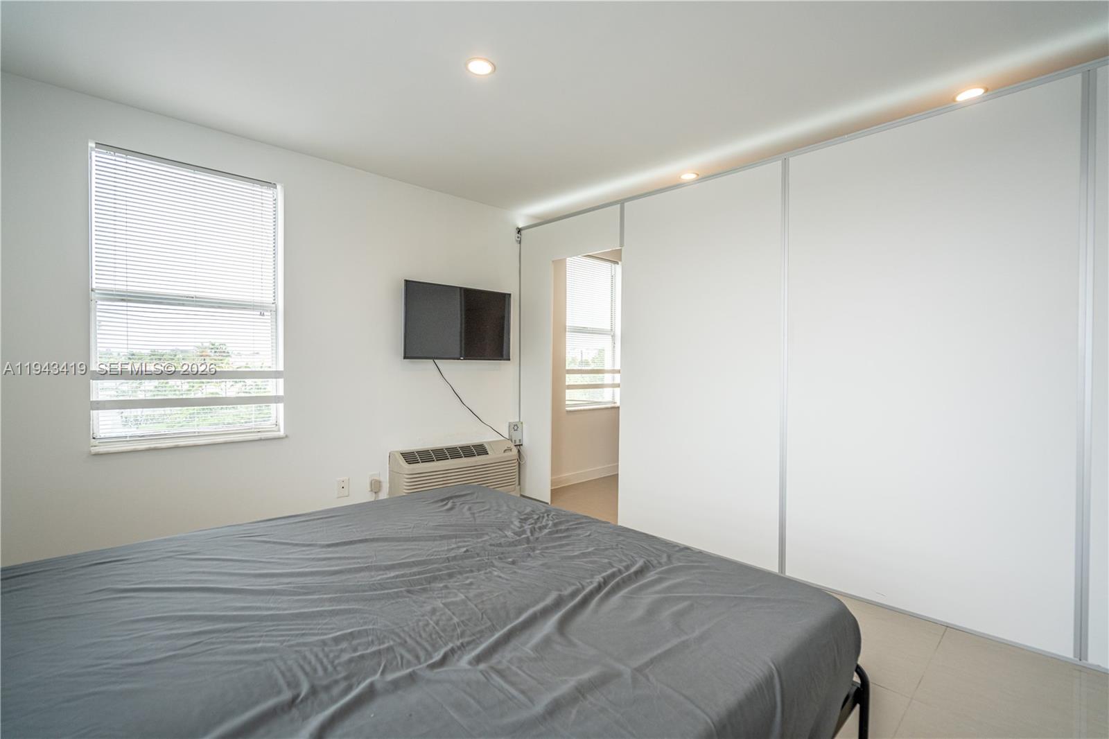 924 Marseille Dr #38 Miami Beach, FL 33141