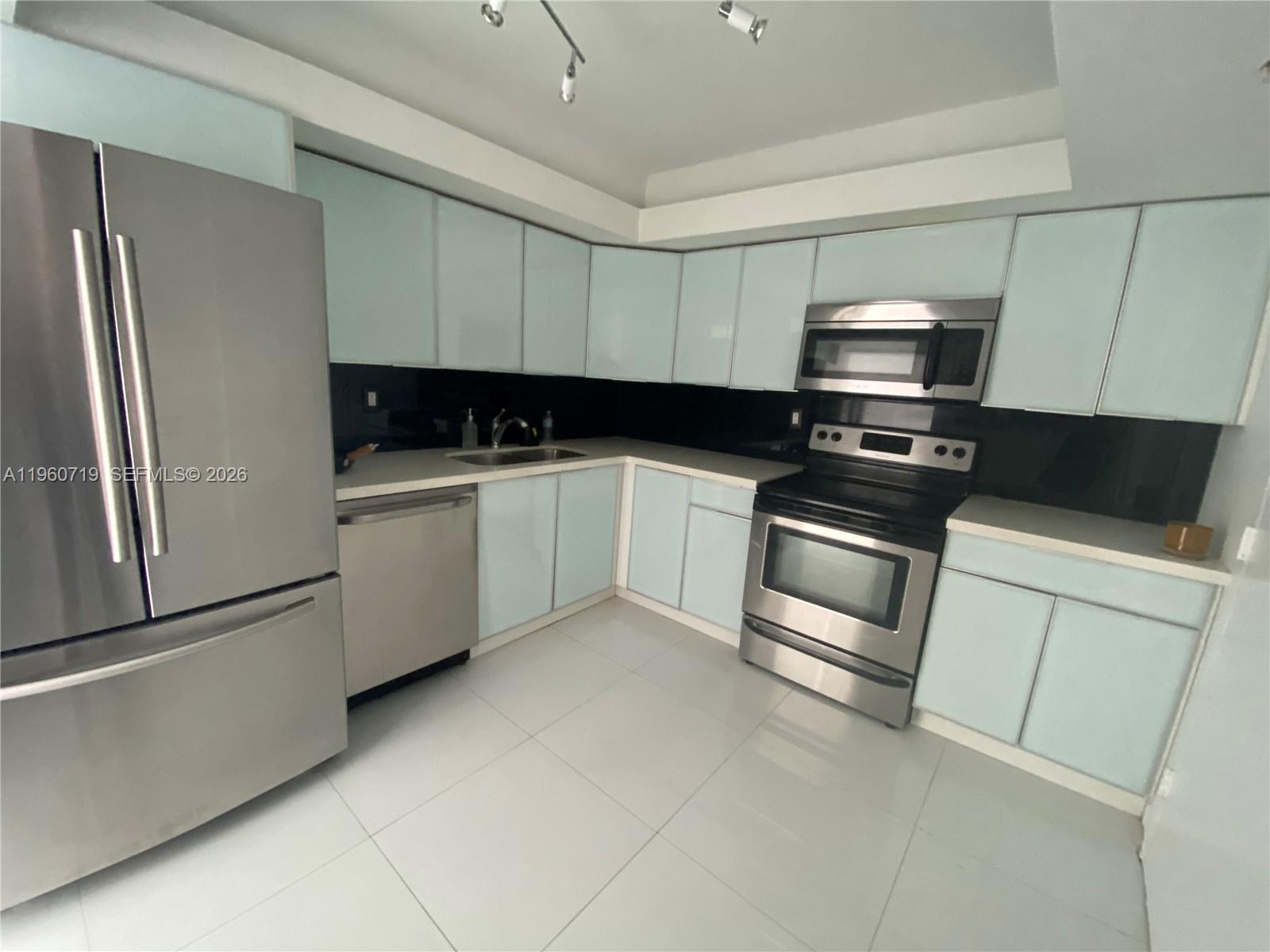 2780 NE 183rd St #909