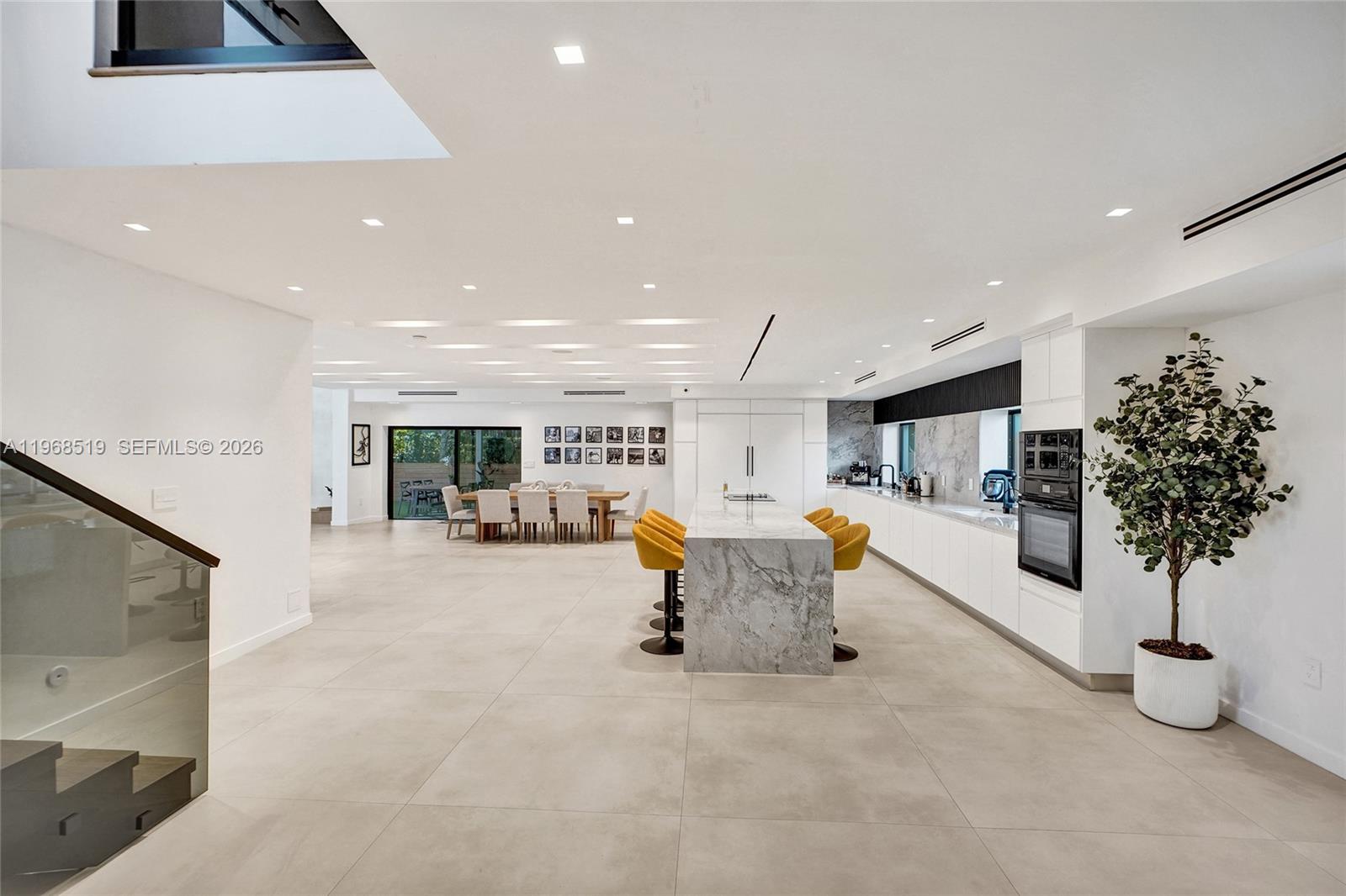 1977 S Oak Hvn Cir Miami, FL 33179