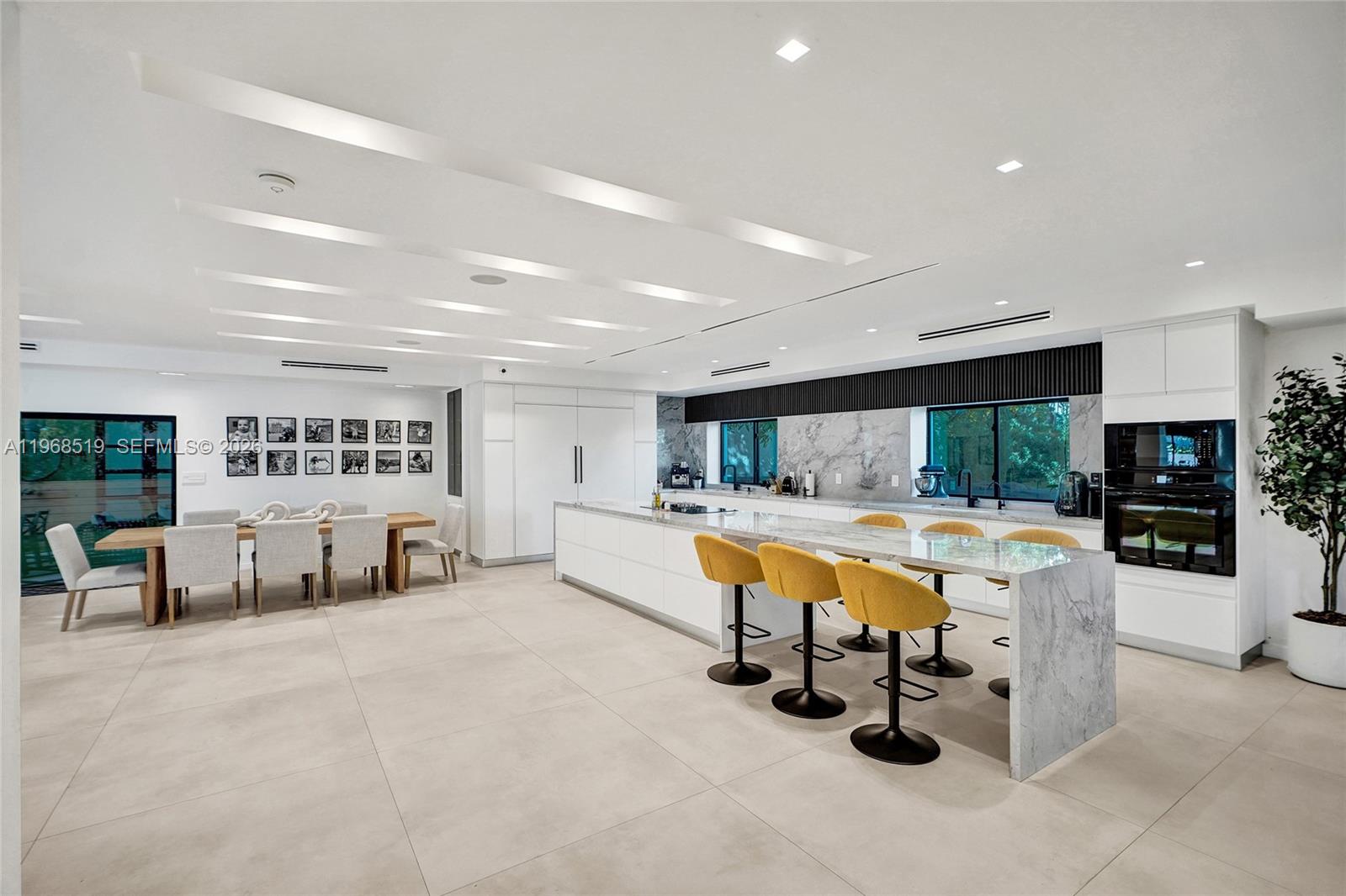 1977 S Oak Hvn Cir Miami, FL 33179