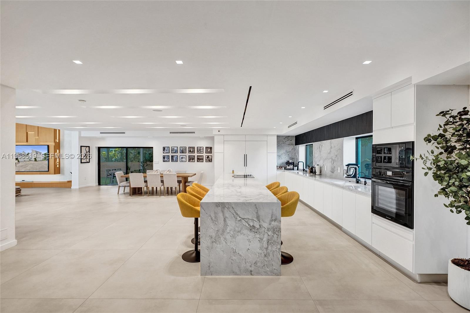 1977 S Oak Hvn Cir Miami, FL 33179