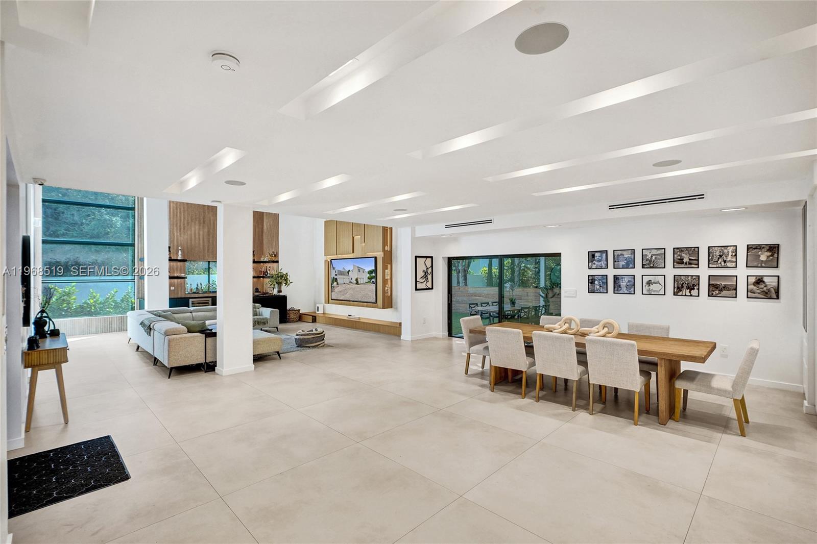 1977 S Oak Hvn Cir Miami, FL 33179